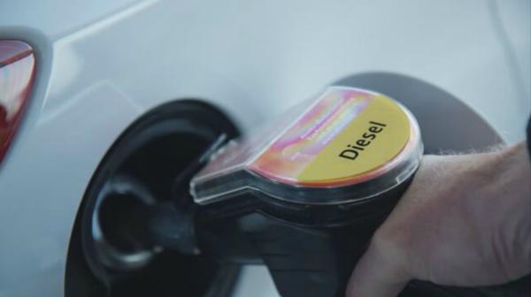 Bild 1 von 4: Dieselbetankung eines PKW. Heute gilt er als Dreckschleuder in PKWs. Dabei hat seine Erfindung die mobile Welt für immer verändert. Sind die Tage des Dieselmotors gezählt? Der Historiker und Journalist Maximilian Maier erklärt in der Reihe \