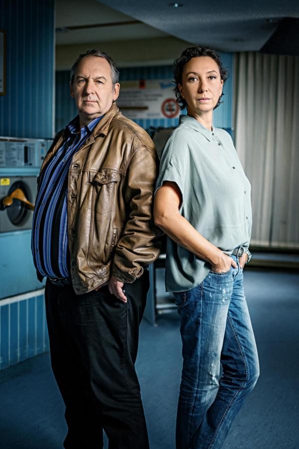 Bild 1 von 21: Im Bild: Wolf Bachofner (Franitschek), Ursula Strauss (Angelika Schnell).