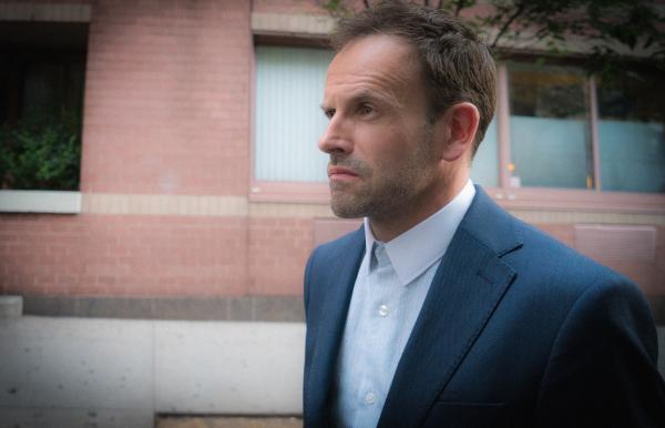 Bild 1 von 7: Er muss sich mit den rechtlichen und emotionalen Konsequenzen seines jüngsten Rückfalls auseinandersetzen: Holmes (Jonny Lee Miller) ...