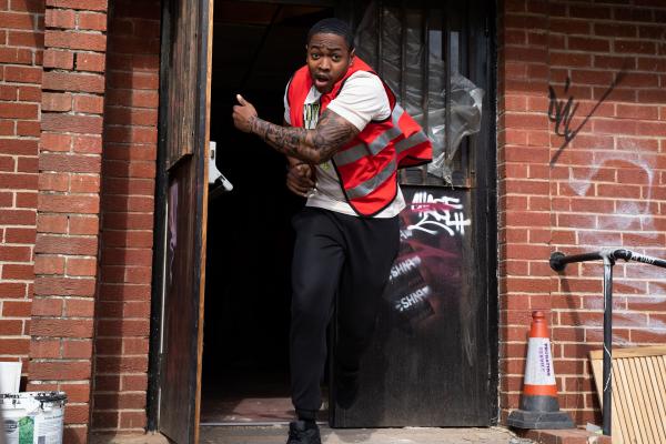 Bild 1 von 5: Christian (Gamba Cole) wurde verraten und muss schleunigst verschwinden.