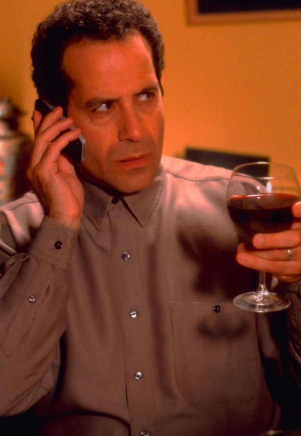 Bild 1 von 8: Bei einem neuen Fall lernt Mr. Monk (Tony Shalhoub) eine Frau kennen, die ihn sehr an seine verstorbene Frau Trudy erinnert.