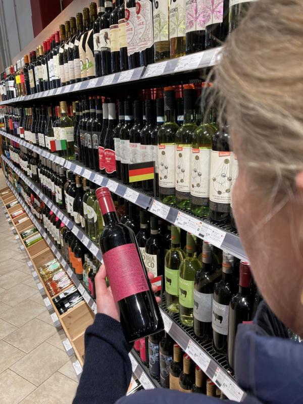 Bild 1 von 5: Die Auswahl an Weinen aus aller Welt ist fast unüberschaubar. Auch der genaue Blick aufs Etikett verrät nicht alles über die Anbaumethoden.