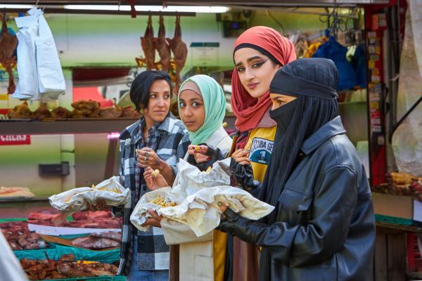Bild 1 von 2: Ob auf der Bühne oder beim Streetfood-Snack: Saira (Sarah Kameela Impey, l.), Amina (Anjana Vasan, 2.v.l.), Ayesha (Juliette Motamed, 2.v.r.) und Momtaz (Lucie Shorthouse, r.) sind ein eingespieltes Team.