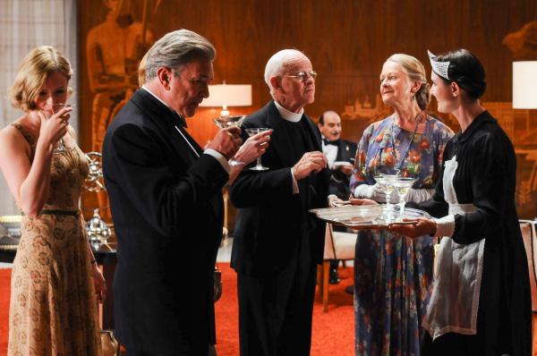 Bild 1 von 16: Im Bild (v.li.): Kimberley Nixon (Egg), Martin Shaw (Sir Charles Cartwright), Nigel Pegram (Reverend Babbington), Anna Carteret (Mrs Babbington).