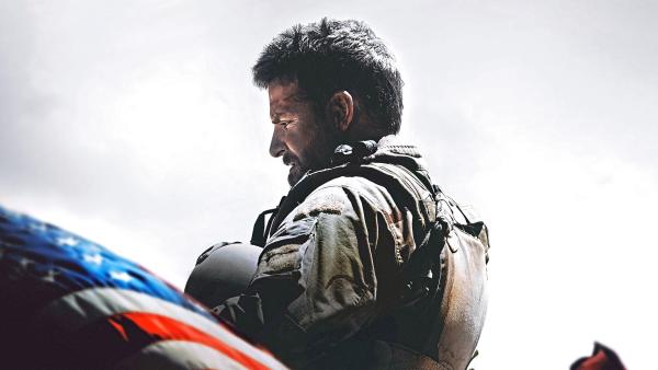 Bild 1 von 7: Chris Kyle (Bradley Cooper) ist Scharfschütze und tötet in Afghanistan und im Irak 160 Menschen durch gezielte Schüsse..