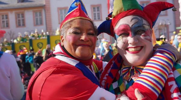 Bild 1 von 6: Zwei von 100.000 Gesichtern des Rosenmontagszuges in Mainz.