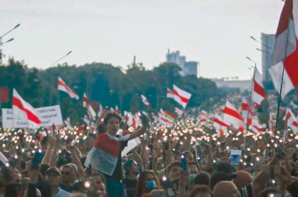 Bild 1 von 4: Ziviler Widerstand mit Flaggen der Opposition: Die weiß-rot-weißen Flaggen waren vor allem nach der massiv kritisierten Präsidentschaftswahl 2020 in Belarus zu sehen.