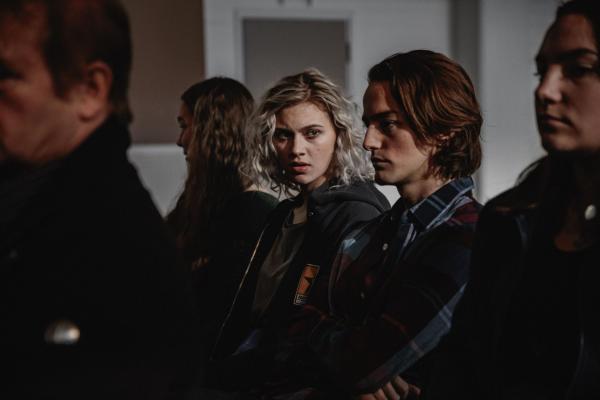 Bild 1 von 5: Ester (Maja Johanna Englander, l.); Emil (Jacques Karlberg, r.)