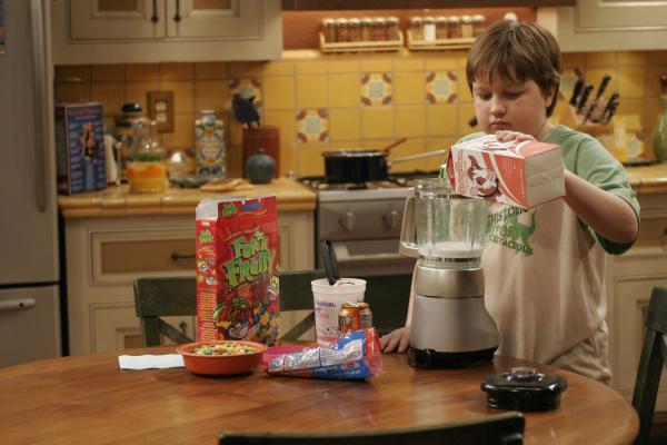 Bild 1 von 13: Jake (Angus T. Jones) backt sich einen Geburtstagskuchen ...