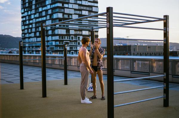 Bild 1 von 2: Eine Sommernacht in der Stadt: Die Handlung von \