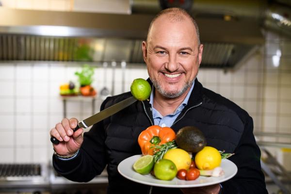 Bild 1 von 21: (10. Staffel) - Auch in der zehnten Staffel winken dem Personal der maroden Gastrobetriebe einige Tage voll Dampf, Druck und jeder Menge Tipps von Sternekoch Frank Rosin.