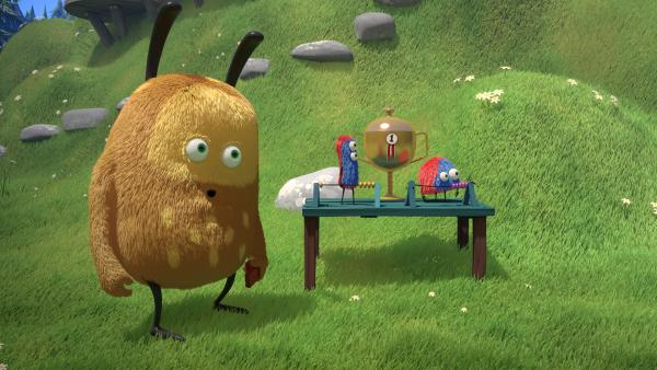 Bild 1 von 3: Kiwi und Strit spielen Fußball. Kiwi kennt zwar die Regeln des Spiels, aber Strit hält davon nichts.