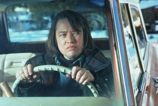 Bild 1 von 11: Besessen: Krankenschwester Annie (Kathy Bates) hält Schriftsteller Paul Sheldon gefangen.