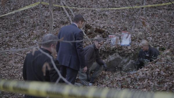 Bild 1 von 7: Auf einem einsamen Bergpass stolpern Wanderer über den zerlegten Körper einer nicht identifizierten Frau. Die Hinweise sind knapp, bis ein zweiter, scheinbar nicht verwandter Mord den Fall in eine ganz neue Richtung lenkt. Lt Joe Kenda (Carl Marino, 2.v.l.) ermittelt ...