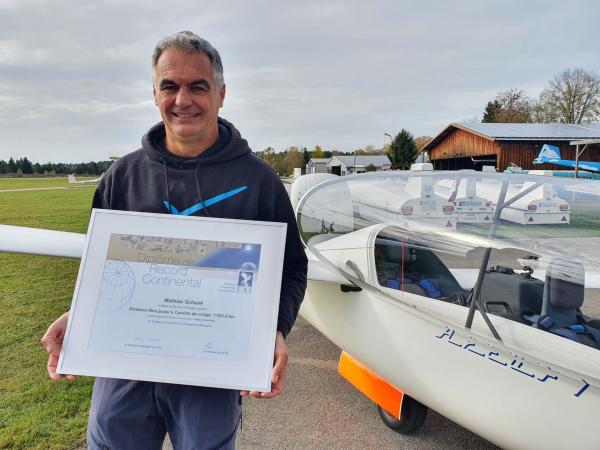 Bild 1 von 20: Pilot Mathias Schunk mit seiner Rekordurkunde.