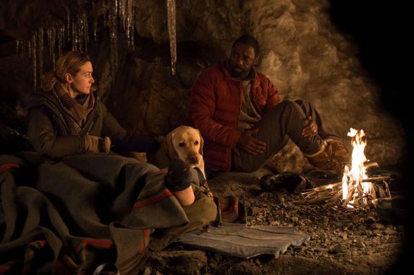 Bild 1 von 11: Alex Martin (Kate Winslet, l.); Ben Bass (Idris Elba, r.)