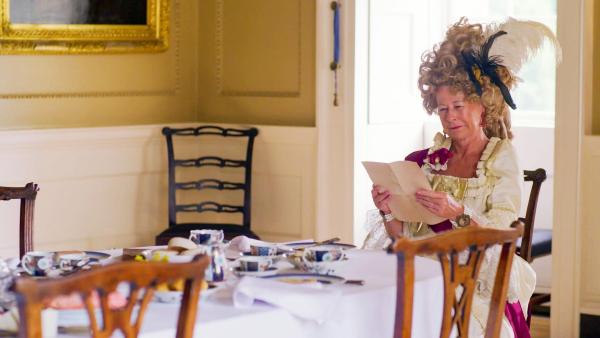 Bild 1 von 15: Im Bild: Queen Charlotte ist an Tratsch sehr interessiert.