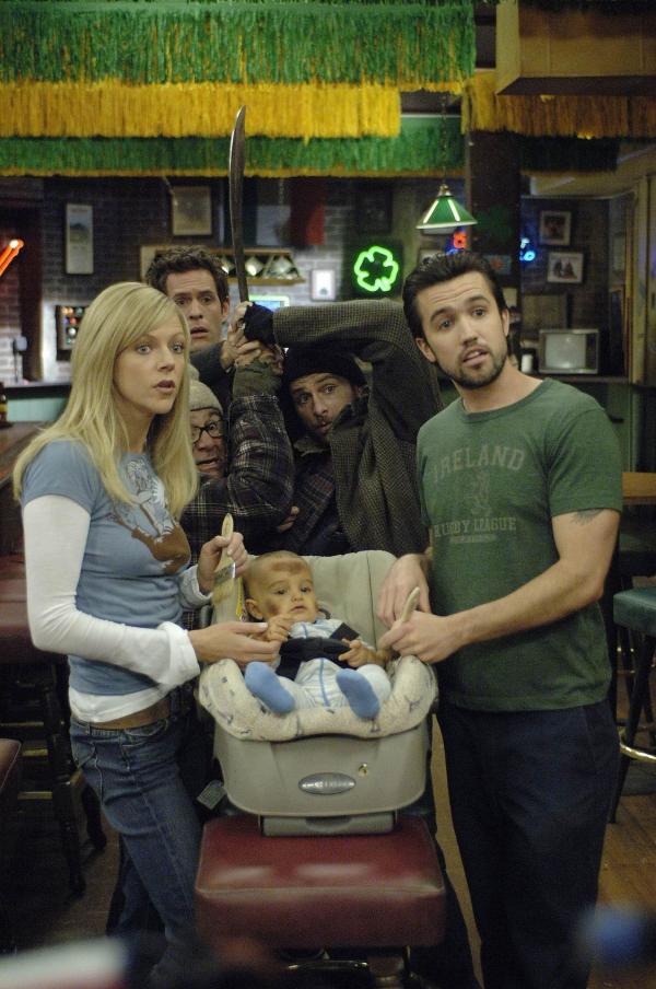 Bild 1 von 5: Dee (Kaitlin Olson, l.) und Mac (Rob McElhenney, r.) finden in einem Müllcontainer ein Baby und nehmen es mit nach Hause ...