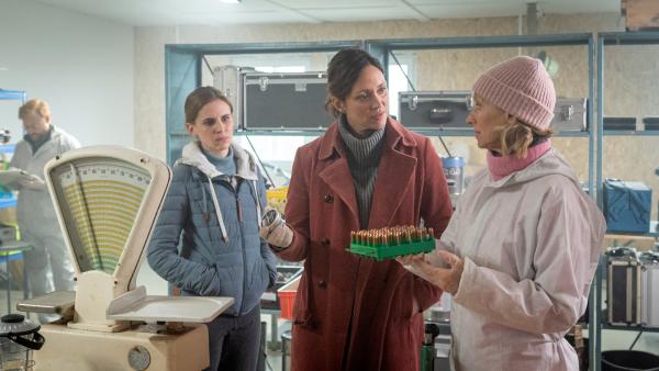 Bild 1 von 7: Kommissarin Karoline Joost (Nike Fuhrmann, M.), Kriminaltechnikerin Roswitha Prinzler (Silke Matthias, r.) und ein Kollege von der KT (Sascha Bluhm, l.) machen eine spannende Entdeckung: Im Keller von Julia Buchholz (Marie Mayer, 2.v.l.) lagert genau das Treibladungspulver, mit dessen Hilfe ihr Mann Achim Buchholz  umgebracht wurde. Zufall oder eindeutiges Indiz? Gerüchten zufolge soll die Ehe der beiden nämlich längst stark problembehaftet gewesen sein. Hat Julia Buchholz etwa ihren Mann umgebracht?