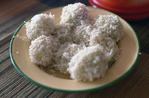 Bild 1 von 4: Onde Onde aus Malaysia: kleine Kugeln aus Kokos und Pandan, einer aromatischen Tropenpflanze. Der Teig besteht aus Mehl, Wasser und dem Saft der Pandanblätter, die Füllung aus Palmzucker und Kokosnuss.