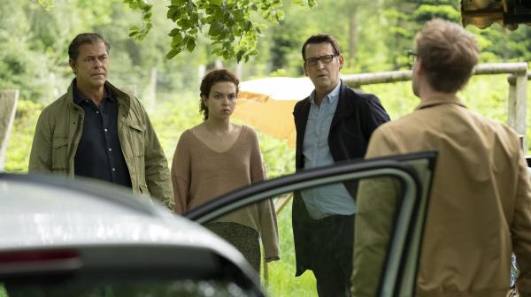 Bild 1 von 7: (v.l.n.r.) Finn Kiesewetter (Sven Martinek); Luba Petkova (Vicky Nikolaevskaja); Lars Englen (Ingo Naujoks); Jan Weber (Niels-Bruno Schmidt)