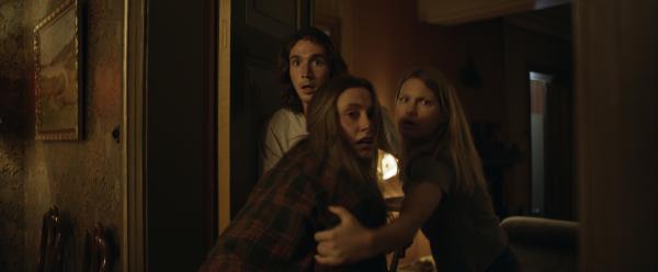 Bild 1 von 11: Das Freundestrio Peter, Monica und Tilly wird von einem Unbekannten angegriffen. Von links: Peter (Rory Alexander), Monica (Annie Hamilton) und Tilly (Anna Bullard)