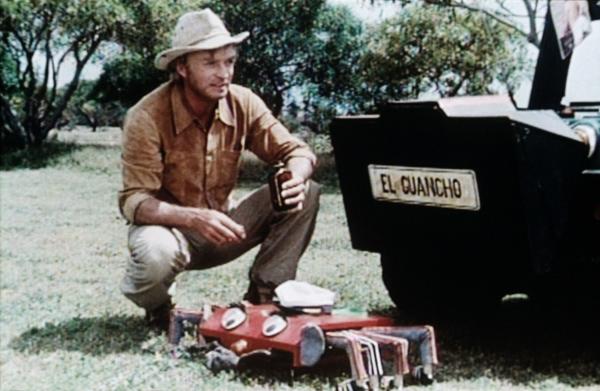 Bild 1 von 4: El Guancho (Rud Rittberg) betankt seine Elektro-Krabbe Picho mit Asbach Uralt ...