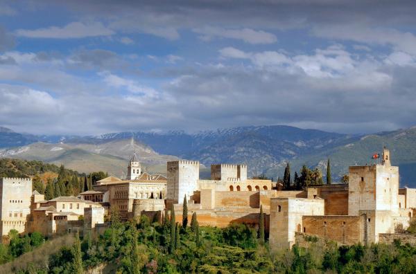 Bild 1 von 2: Die Alhambra in den Hügeln von Granada ist ein einzigartiges Juwel: Die Palaststadt wurde zwischen dem 13. und 15. Jahrhundert von den letzten muslimischen Herrschern in Spanien errichtet.