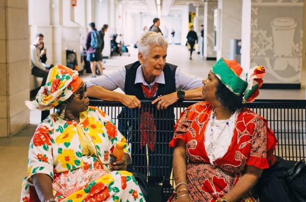 Bild 1 von 8: Gusta talks with two ladies in the Cuijpers Hall in Amsterdam, Netherlands. (National Geographic)