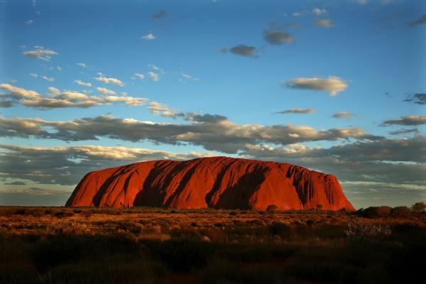 Bild 1 von 4: Der Inselberg Uluru ist Australiens bekanntestes Naturwunder.