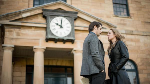 Bild 1 von 8: Phillip Paige (Ryan Johnson, l.); Joan Millar (Jessica Marais, r.)