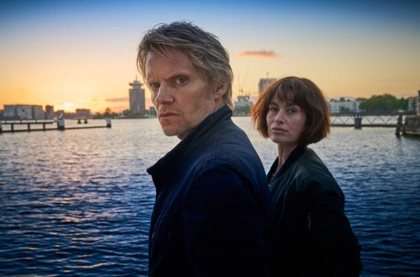 Bild 1 von 1: Kommissar Van der Valk (Marc Warren) und Kollegin Lucienne (Maimie McCoy) ermitteln in einem ungewöhnlichen Mordfall.