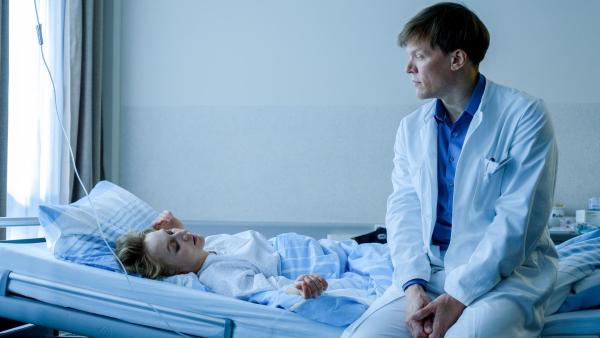 Bild 1 von 8: Im Bild: Dr. Ludwig (Sebastian Hülk) spricht mit Blum (Anna Maria Mühe) über Mark.