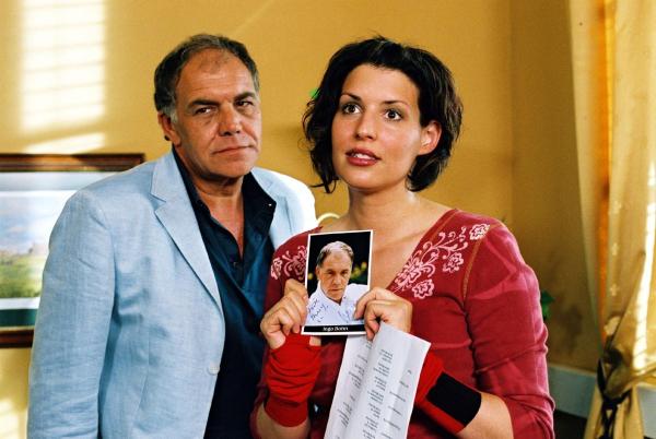 Bild 1 von 20: Nina (Elena Uhlig, r.) outet sich als Fan der Serie \