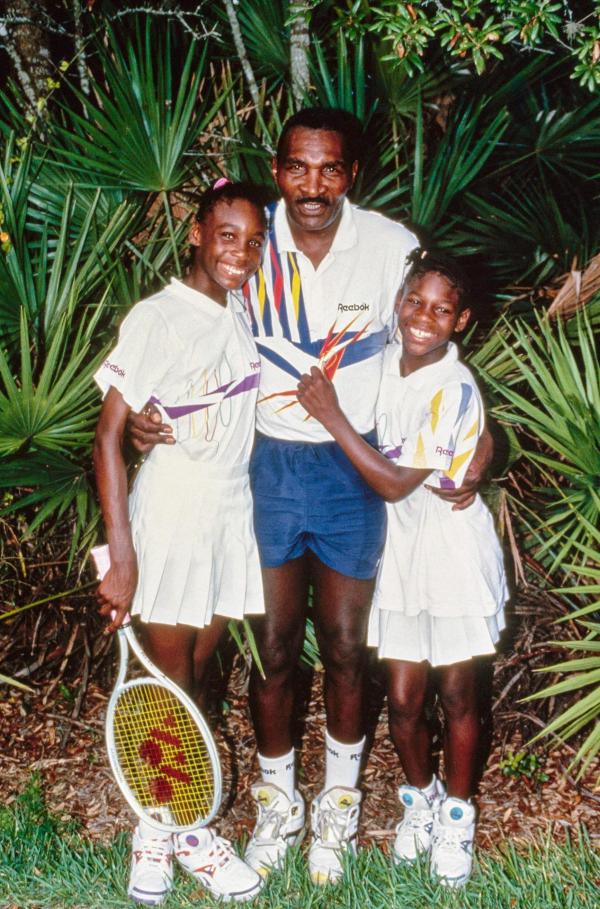 Bild 1 von 6: Im Bild: 1992: Serena Williams (re.) mit ihrer Schwester Venus (li.) und Vater Richard in einem Tenniscamp in Florida.