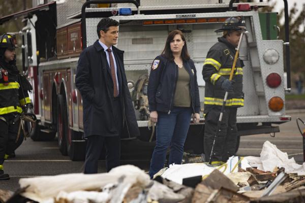 Bild 1 von 4: Agent Ryan Brooks (Enver Gjokaj, l.); Jo Evans (Allison Tolman, r.)