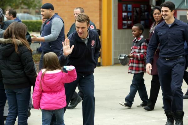 Bild 1 von 11: (l-r) Joe Minoso as Joe Cruz, Jesse Spencer as Matthew Casey, Yuri Sardarov as Brian \