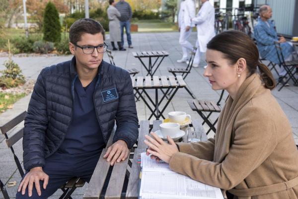 Bild 1 von 6: Dr. Elias Bähr (Stefan Ruppe, l.); Dr. Maria Weber (Annett Renneberg, r.)