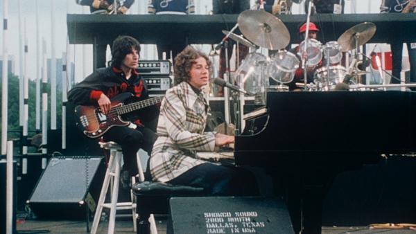 Bild 1 von 1: Carole King und Band.