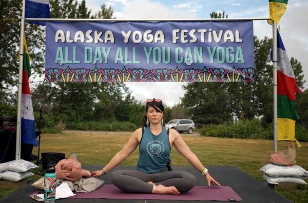 Bild 1 von 5: Seit drei Jahren unterrichtet Jamie Yoga. Es hilft ihr auch beim Fliegen: Es versetzt sie in die Lage, in den Moment einzutauchen, präsent und fokussiert zu sein.