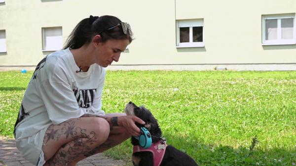 Bild 1 von 4: Ella ist tieftraurig, denn ihre geliebte Hündin Chloe ist an einem Tumor gestorben.
