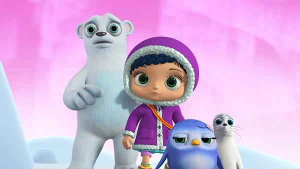 Bild 1 von 2: Erschrocken schauen Eisbär Bert, Wissper, Pinguin-Mädchen Peggy und Robbe Sam in die Höhle, aus der gruselige Geräusche kommen.