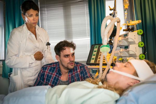 Bild 1 von 12: Jasmin (Gerit Kling, l.) lässt Julius (Marc Barthel, M.) zu seiner Frau Anja (Sophia Vogel, r.), damit er Abschied nehmen kann.