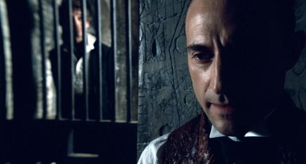 Bild 1 von 20: Obwohl Lord Blackwoods (Mark Strong) Hinrichtungstermin immer näher rückt, terrorisiert er seine Mitgefangenen und Wärter damit, dass er mit übernatürlichen Mächten im Bunde steht. Er warnt Holmes und behauptet, dass der Tod ihm nichts anhaben kann, er schon bald zurückkehre. Und tatsächlich hält er sein Versprechen ...