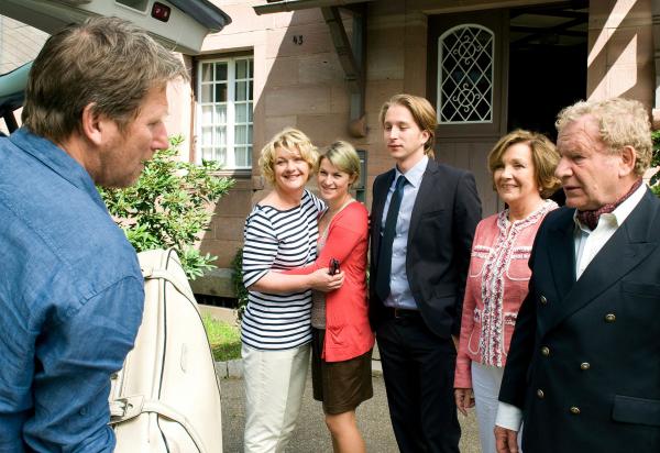 Bild 1 von 15: Max (Michael Fitz, li.) hat sich entschlossen, bei Veronika (Saskia Vester, 2.v.l.) einzuziehen. Das freut auch deren Kinder Merle (Miriam Morgenstern) und Stefan (Tim Morten Uhlenbrock) sowie Lore (Gila von Weitershausen, 2.v.r.) und Albert (Michael Hanemann, re.).