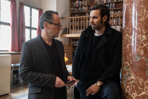 Bild 1 von 8: Bernd Moers (Peter Knaack, l.) wird von Lukas Laim (Max Simonischek, r.) befragt.