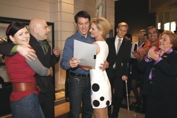 Bild 1 von 11: Im Hotel scheint alles wieder in Ordnung zu sein: Eva (Anett Heilfort), Oliver (Prodromos Antoniadis), Mark (Arne Stephan), Alexandra (Ivonne Schönherr), Philip (Philipp Romann), Jessica (Isabell Ege ), Bilge (Olgu Caglar), Süleyman (Hussi Kutlucan) und Paula (Regine Hentschel) ..