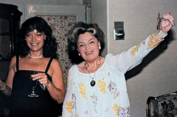 Bild 1 von 2: Magda Schneider (re.) feiert ihren 70. Geburtstag am 17. Mai 1979 mit ihrer Tochter Romy (li.).