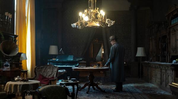 Bild 1 von 21: Der Ermittler Jan Morava (Jonas Nay) sucht in der Wohnung des Mordopfers nach Hinweisen.