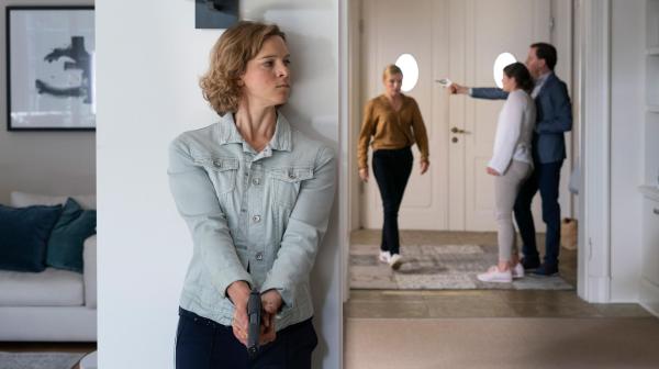 Bild 1 von 7: (v.l.n.r.) Tomke Jenssen (Anjorka Strechel); Frauke Vetter (Johanna Christine Gehlen); Svenja Vetter (Luise Hipp); Hanno Bach (Alexander Finkenwirth)